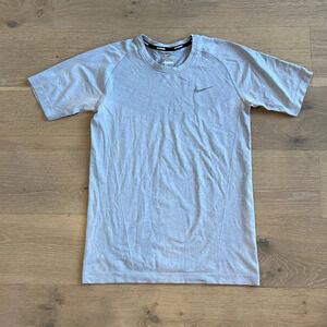 Men’s Nike Workout Shirt Athletic Drifit Top Grey Lightweight Short Sleeve Small